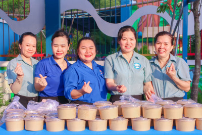 Trường Mầm non Phú An tiếp tục thực hiện chương trình “San sẻ yêu thương” với những phần ăn ấm áp nghĩa tình dành tặng người có hoàn cảnh khó khăn, người dân trên địa bàn khu vực trường