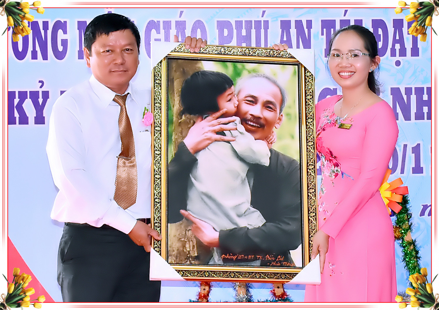 Lãnh đạo trao Quà chúc mừng