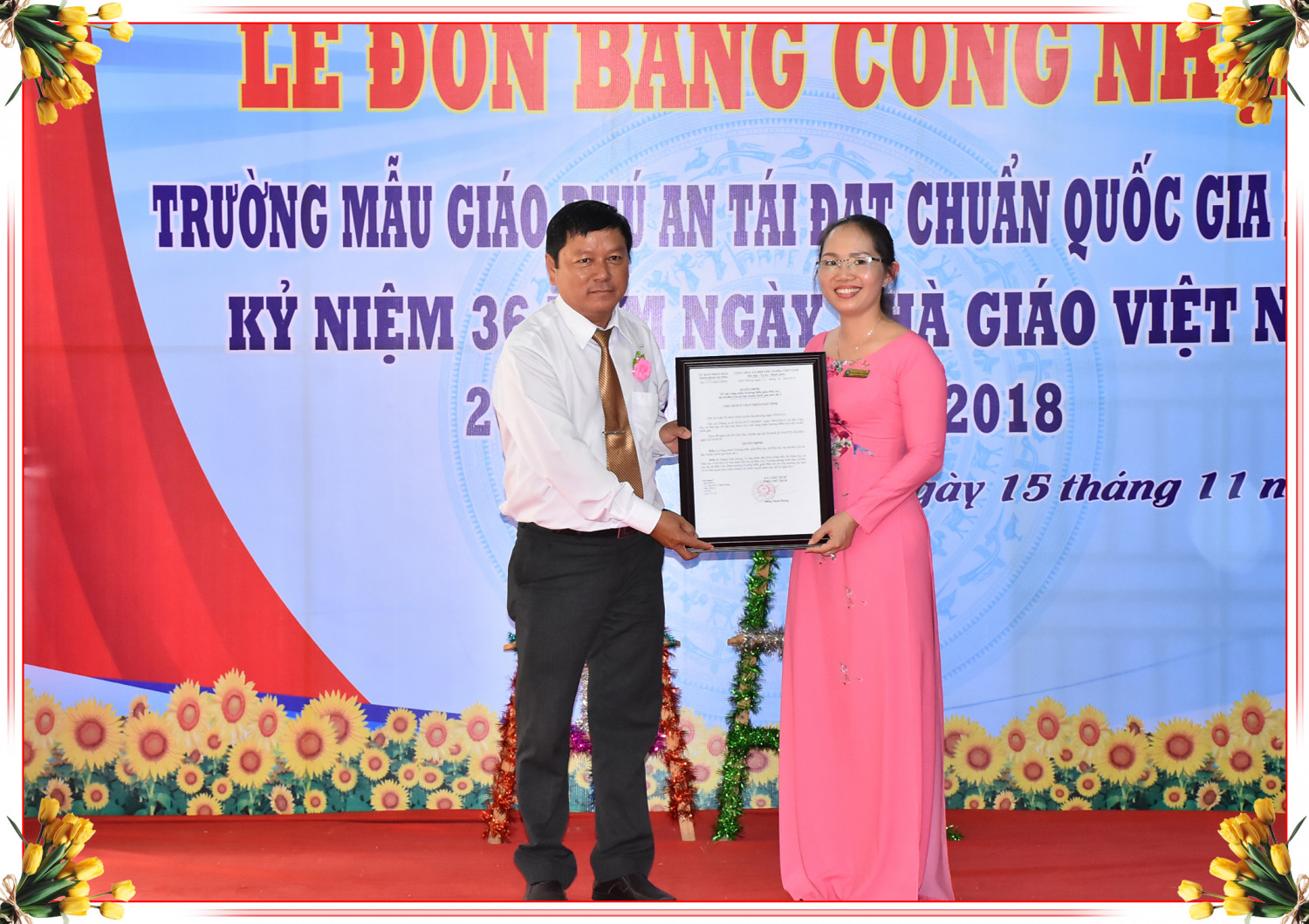 Lãnh đạo trao quyết định tái công nhận Trường đạt chuẩn Quốc gia mức độ I