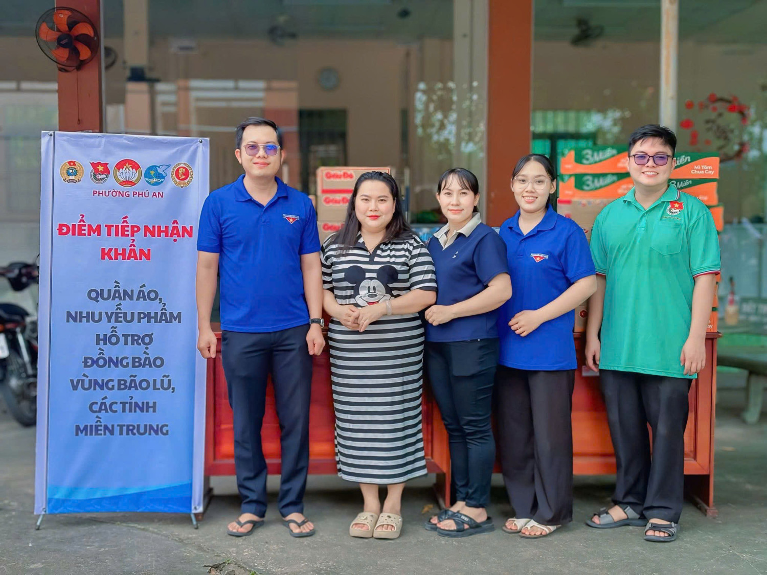 CHI ĐOÀN TRƯỜNG MẦM NON PHÚ AN TRAO TIẾP PHẨM HỖ TRỢ ĐỒNG BÀO BỊ LŨ LỤT