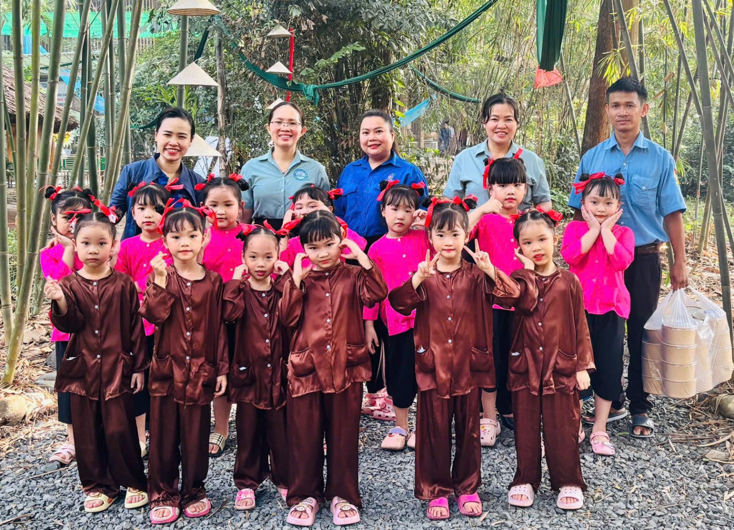 THAM GIA HOẠT ĐỘNG BIỂU DIỄN VĂN NGHỆ TẠI TRUNG TÂM BẢO TỒN LÀNG TRE PHÚ AN